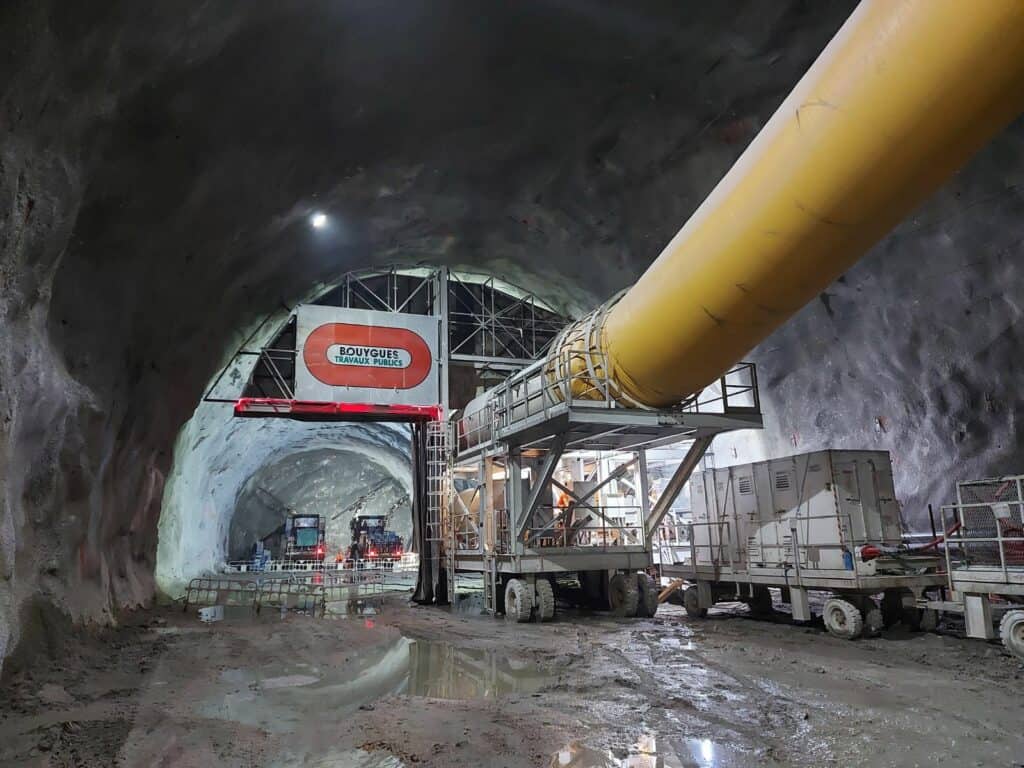 Tuyau de ventilation géant dans le tunnel de la route centrale de Kowloon, Hong Kong. Travaux de con.