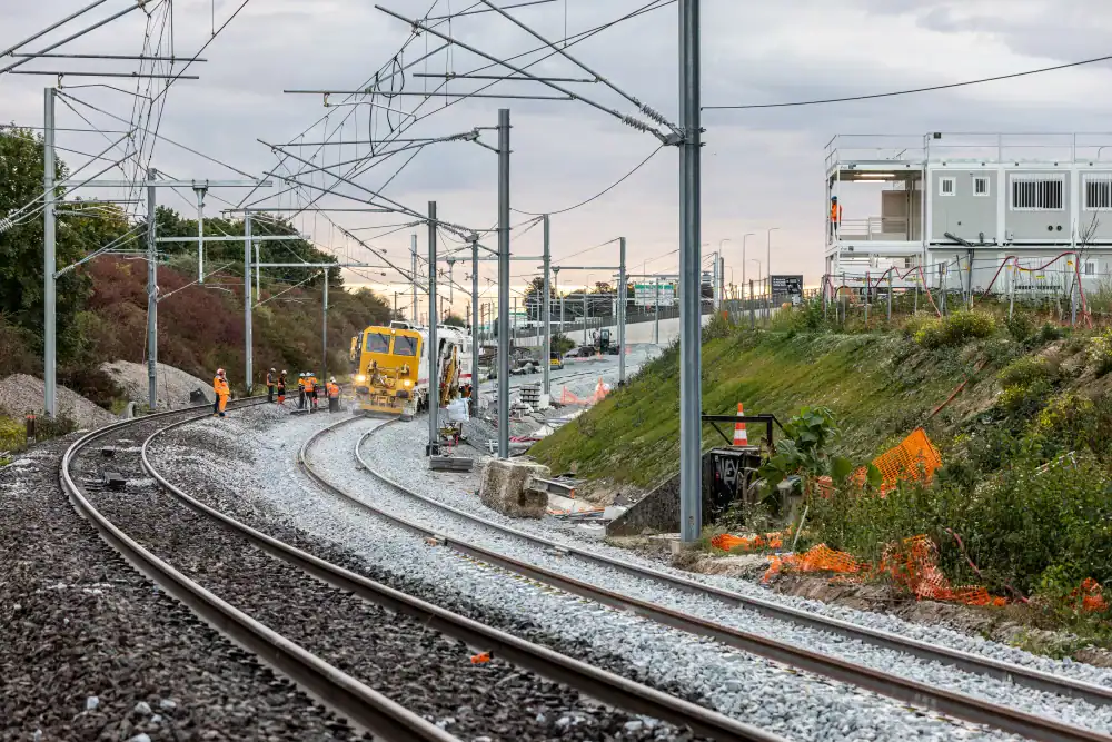 Travaux ferroviaires pour le projet CDG Express à Paris, avec train en construction et infrastructur.