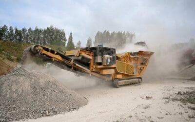Tamis vibrant pour le traitement des matériaux de tunnel en chantier.