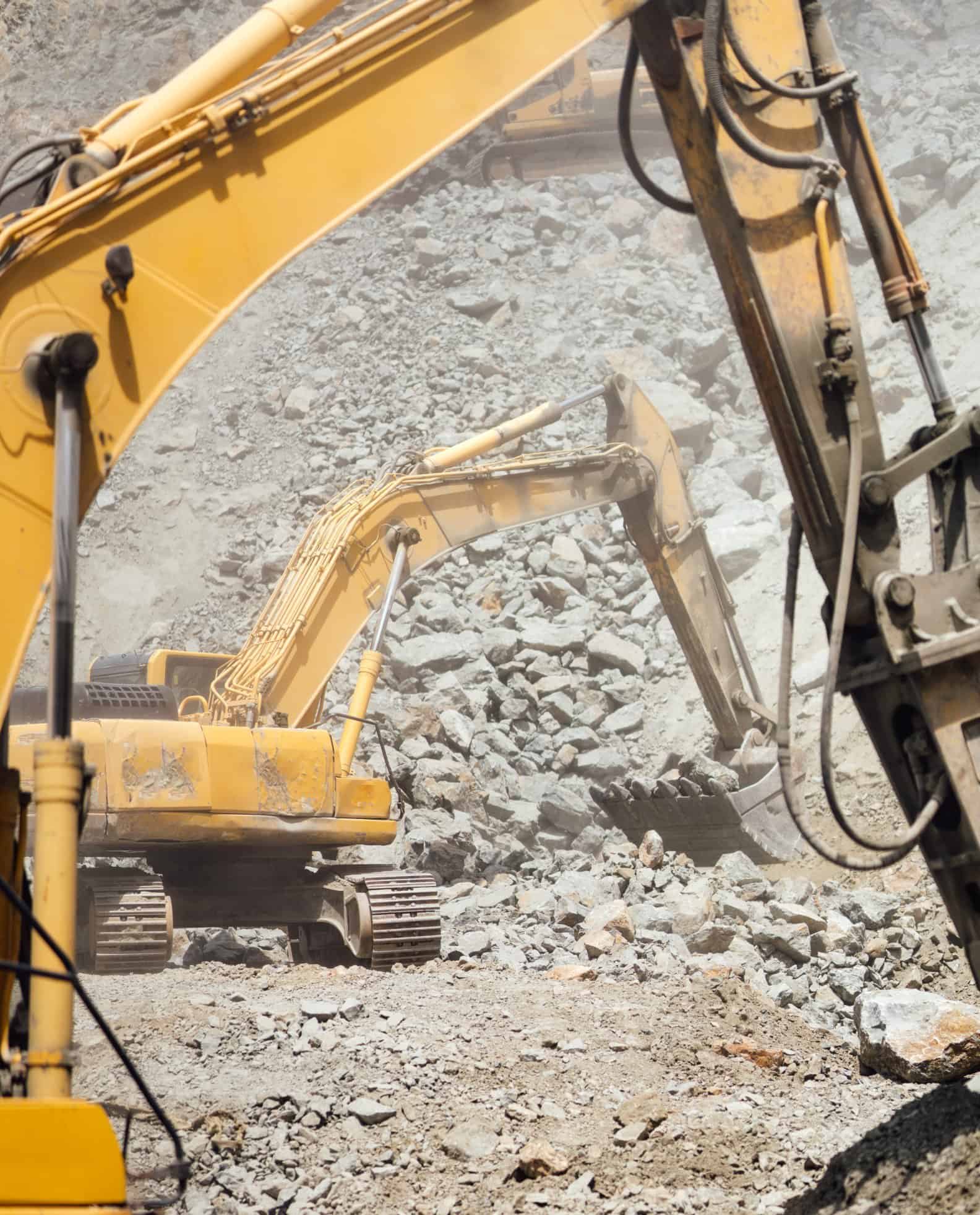 L'excavatrice en action lors de travaux de tunnel avec technologie avancée UBY.