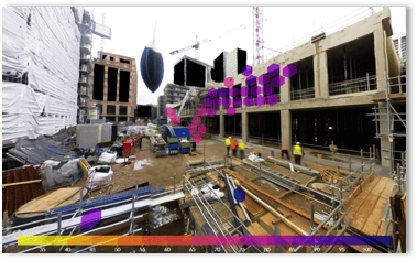 Panneau de construction avec ouvriers et structures en cours d'édification, représentant le secteur.