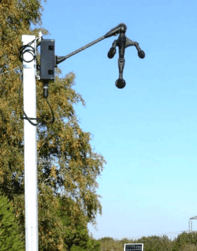 Capteur de surveillance météorologique avec anémomètre et capteur de vent.