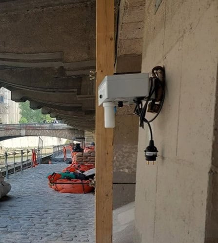 Caméra de surveillance installée sur un chantier de construction en extérieur.