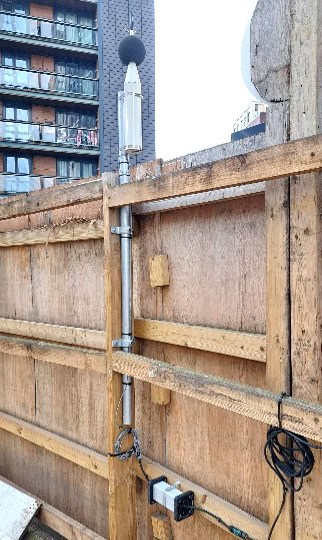 Détecteur sonore SV 307 installé sur un chantier en extérieur.