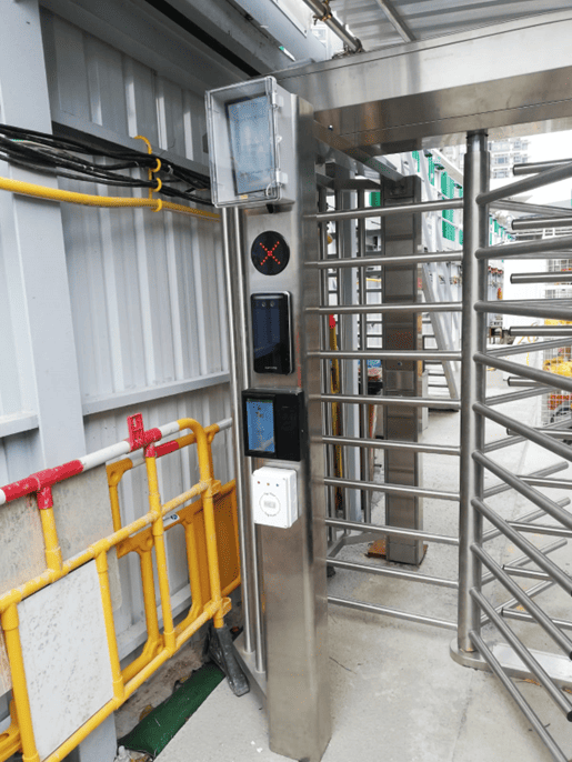 UBY CAPTEUR GPS Abeeway compact installé dans un environnement industriel.