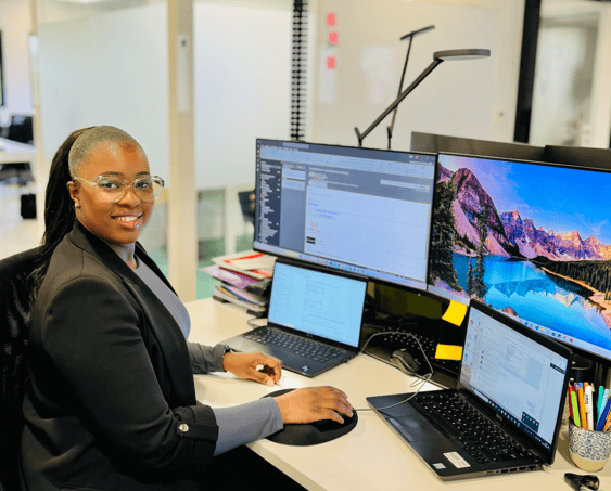 Contrôleur de gestion chez UBY travaillant sur plusieurs écrans d'ordinateur.