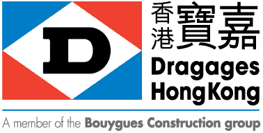 Travail sur un chantier avec solutions numériques avancées pour la surveillance.