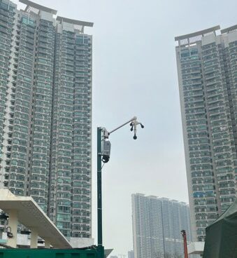 Caméra de surveillance urbaine entre deux gratte-ciel à Tung Chung, Hong Kong.