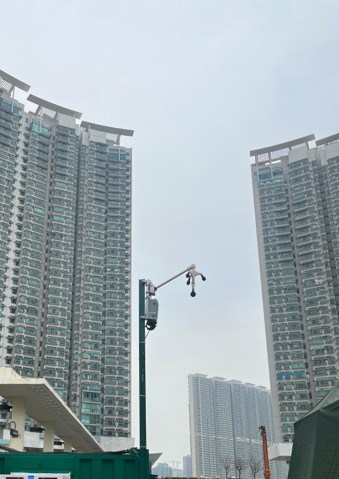 Caméra de surveillance urbaine entre deux gratte-ciel à Tung Chung, Hong Kong.