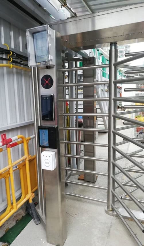 Système de géolocalisation sur site à Tung Chung West avec tunnels, utilisant des écrans et des disp.