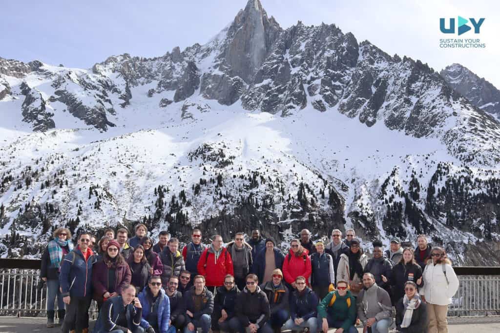 Les groupes devant les montagnes enneigées lors de l'événement UBY.