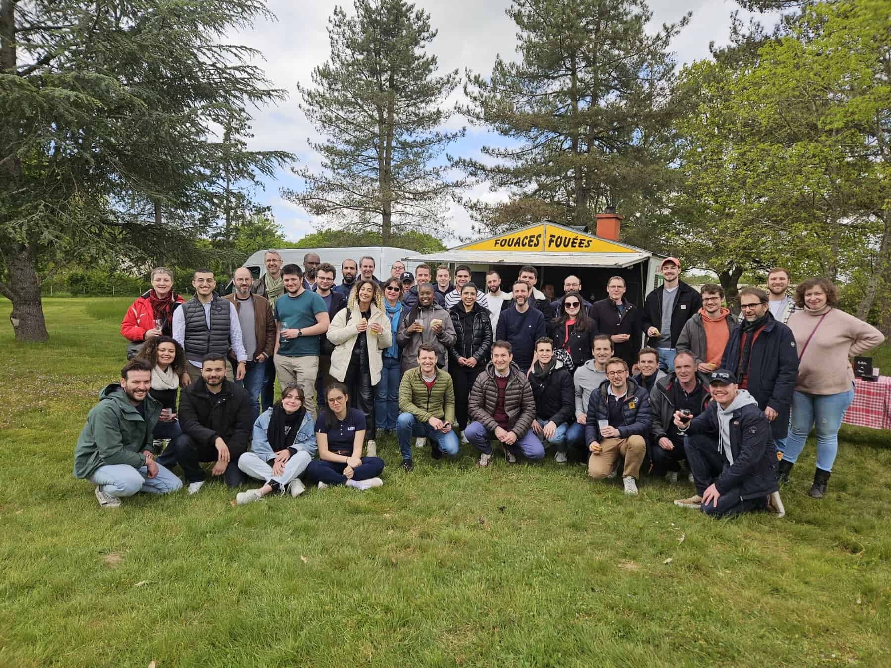 Fête d'anniversaire de UBY avec équipe célébrant ses 3 ans en plein air.