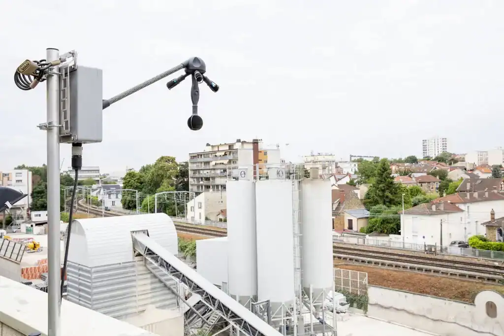 Balise météorologique sur un chantier du Grand Paris Express, surveillance des conditions climatique.