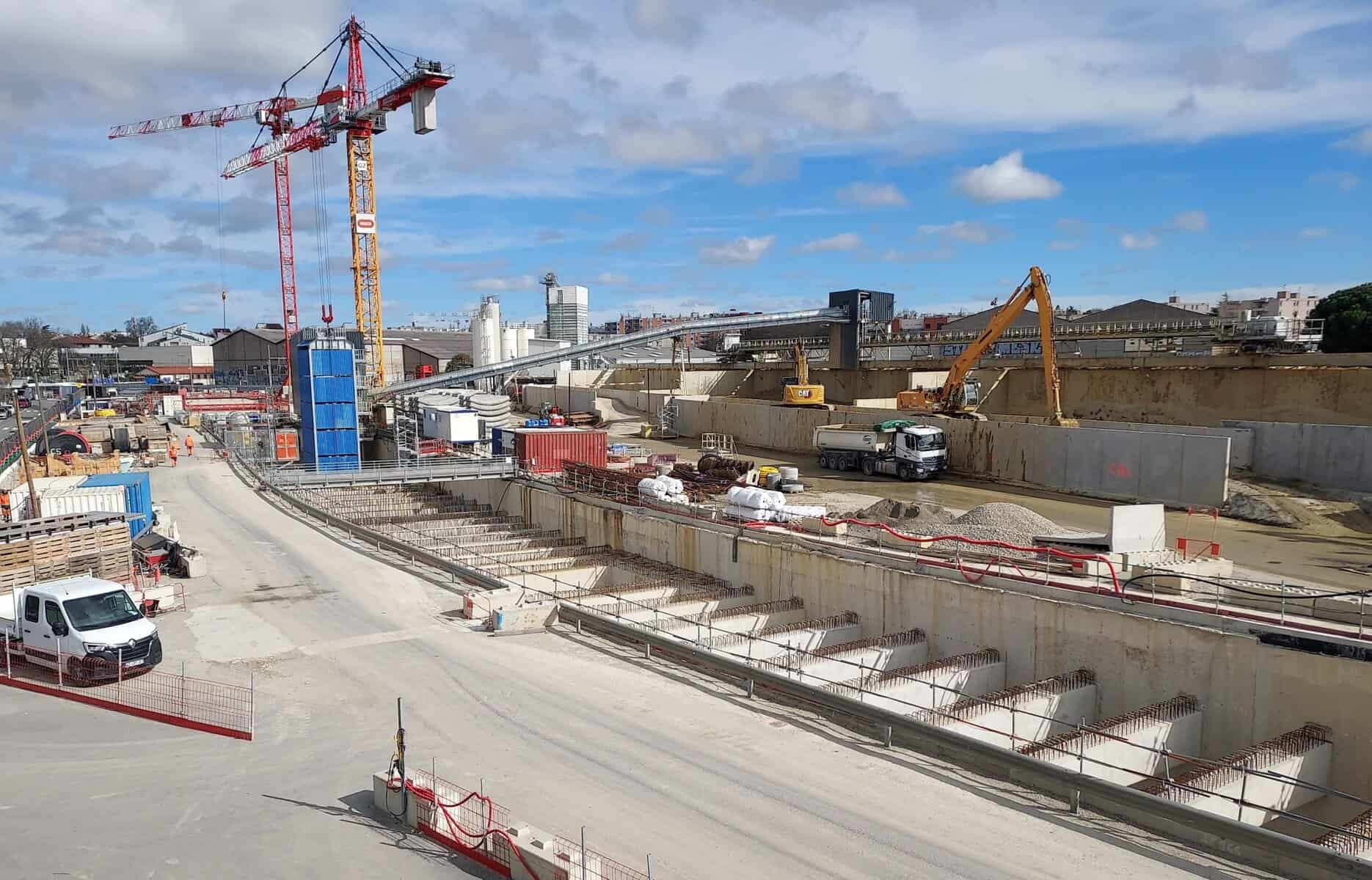 Coffre-fort de chantier avec grues et équipements de construction en activité.