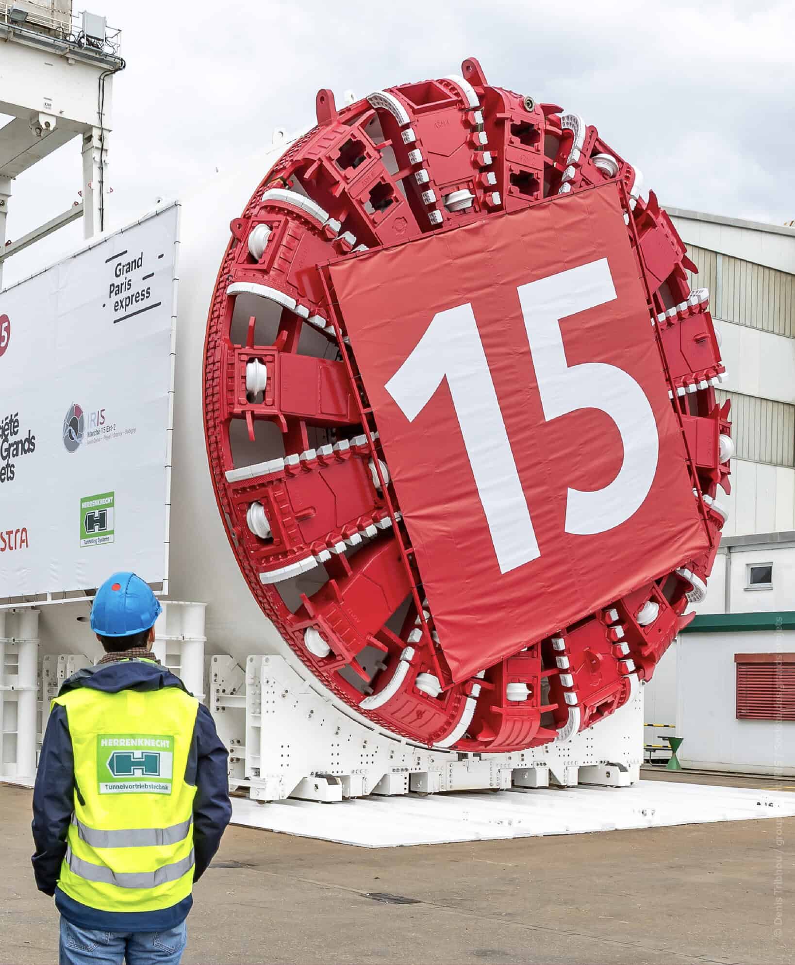 Machine de forage géante avec panneau "15" pour travaux souterrains.