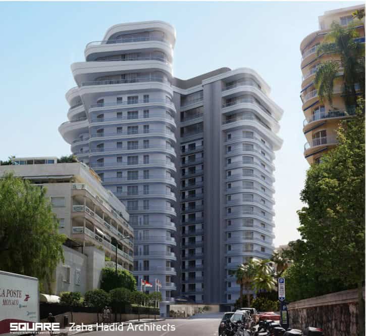 Haut bâtiment résidentiel moderne en rénovation lourde, vue extérieure avec arbres et véhicules.