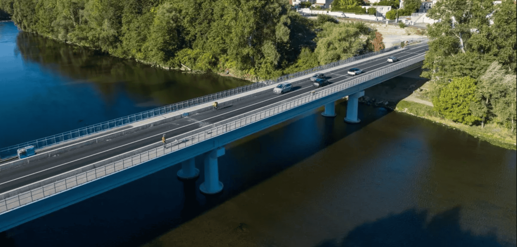 Passerelle d'Oradou et pont de Cournon sur la rivière, vue aérienne ensoleillée.