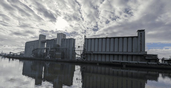 Bâtiments industriels portuaires à Presqu'île Elie, HAROPA PORT, Rouen, en bord de Seine.