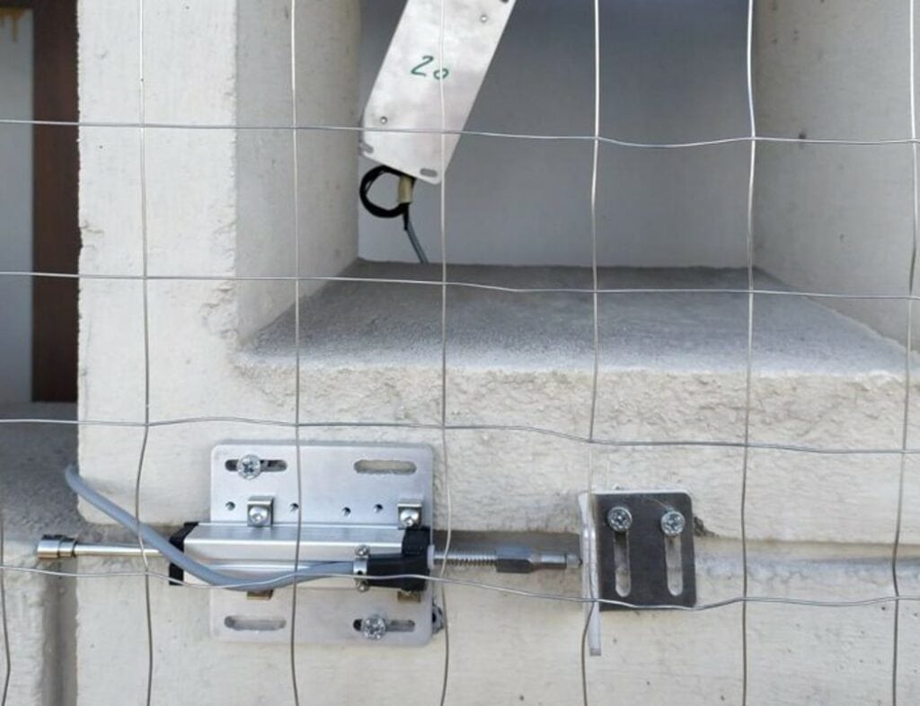 L'outil de mesure et le câblage sur la façade de la Tour des archives à Rouen.