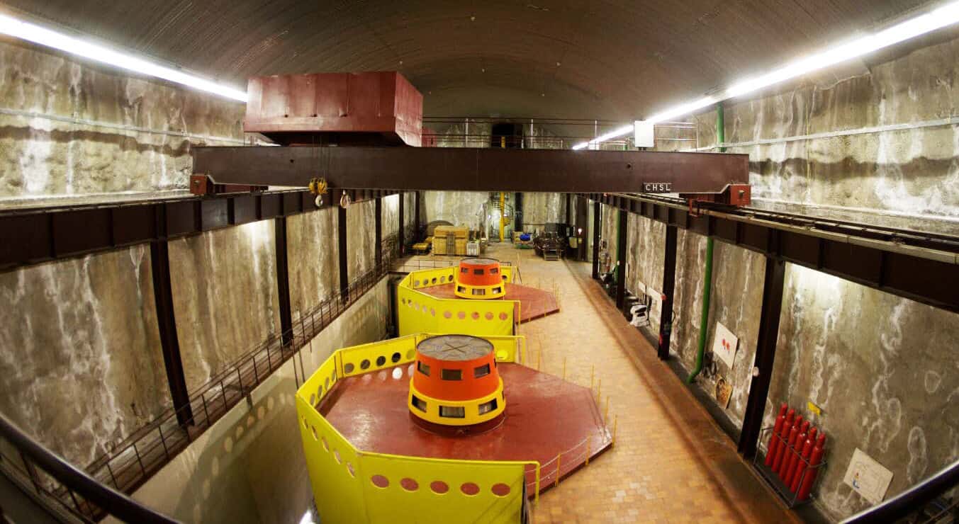 Centrale hydroélectrique EDF d'Hermillon, équipements souterrains et turbines en intérieur.
