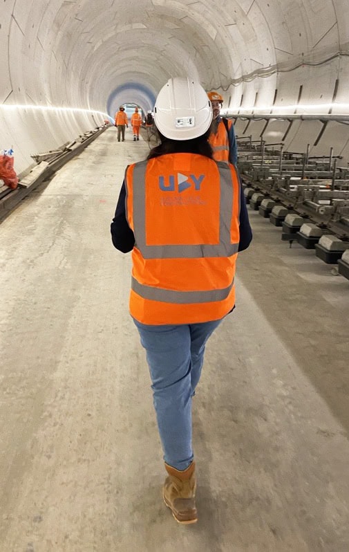 Travailleurs dans le tunnel de la centrale hydroélectrique EDF d'Hermillon.