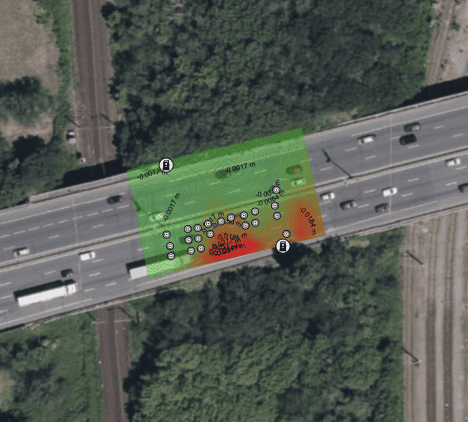 Panneau de signalisation routière avec zone de sécurité et marquages au sol, vue aérienne.