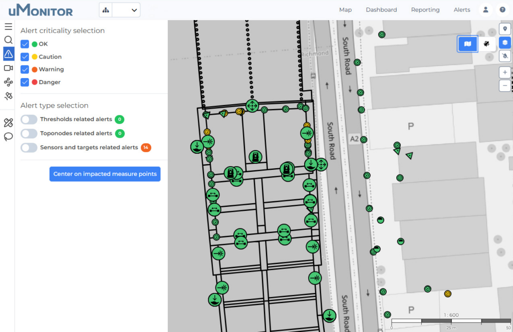 Panneau de contrôle de la sécurité avec alertes et mesures d'urgence sur une carte urbaine.
