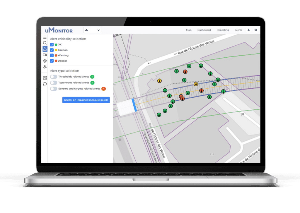 Ordinateur avec sur l'écran la page alertes de la plateforme uMonitor