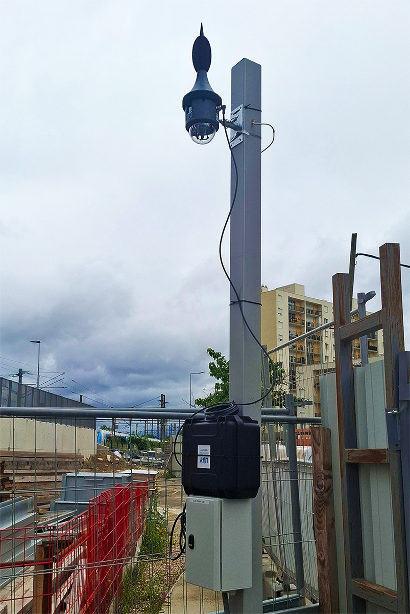Capteur uNoise accroché à un poteau sur chantier